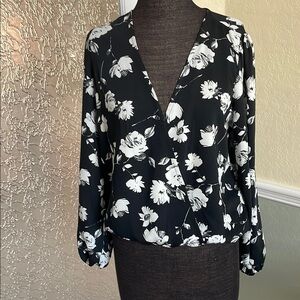 WHBM Floral Black and White Women's Top. Elasticize sleeves and bottom